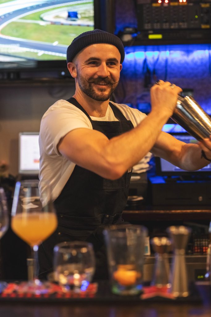 Monsieur Camille, artiste mixologue, fait danser le Versant Blanc de Blancs